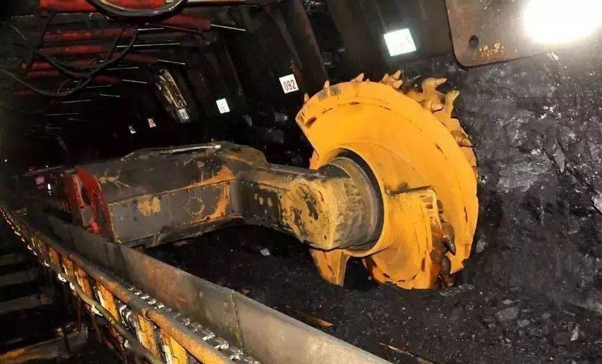 智能装备技术：智能矿用提升机如何让矿井运行更安全高效，告别传统风险