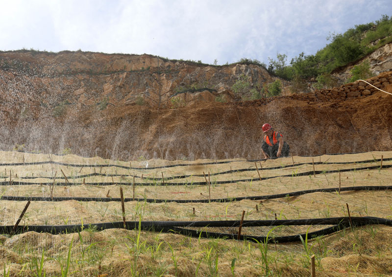 矿山知识库：保水土壤改良 - 让废弃矿区重获生机，告别干裂扬尘烦恼