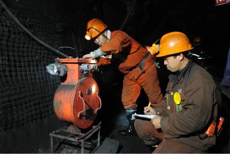 矿山知识库:矸石充填工艺详解,高效解决废弃物处理与采空区支撑难题 矿山知识库:矸石充填工艺详解,高效解决废弃物处理与采空区支撑难题