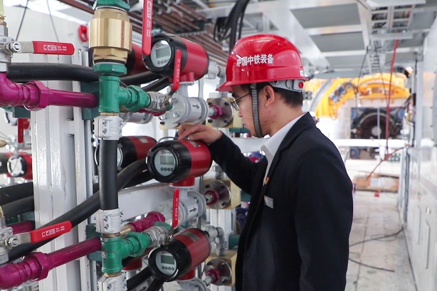 智能装备技术：掘进机导向系统如何实现地下毫米级精准导航，提升施工效率与安全